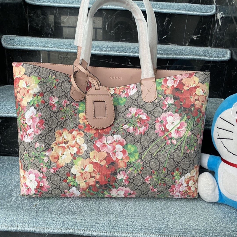 G*u*i shopping bags